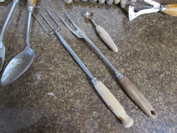 LARGE COLLECTION OF VINTAGE KITCHEN UTENSILS