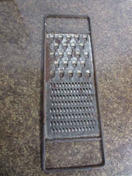 VINTAGE GRATERS