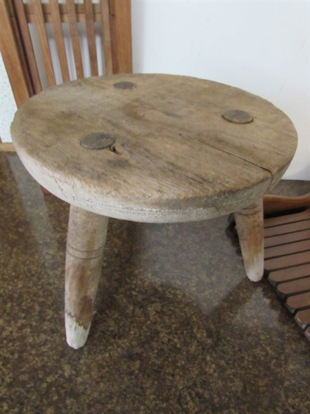 VINTAGE WOODEN CRANBERRY RAKE, BATH TRAY & SMALL STOOL