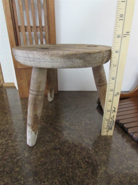 VINTAGE WOODEN CRANBERRY RAKE, BATH TRAY & SMALL STOOL