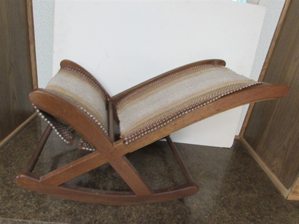 VINTAGE WOODEN FOOTSTOOL