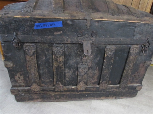 ANTIQUE CAMEL BACK TRUNK