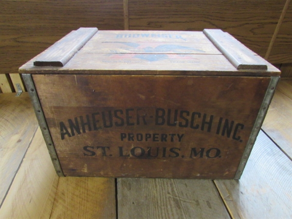 ANHEUSER-BUSCH BUDWEISER WOODEN CRATE WITH CHECKERBOARD LID