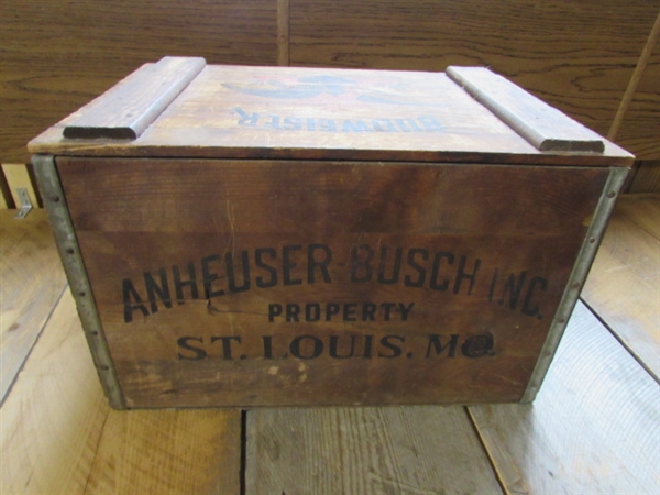 ANHEUSER-BUSCH BUDWEISER WOODEN CRATE WITH CHECKERBOARD LID