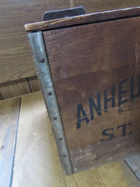 ANHEUSER-BUSCH BUDWEISER WOODEN CRATE WITH CHECKERBOARD LID