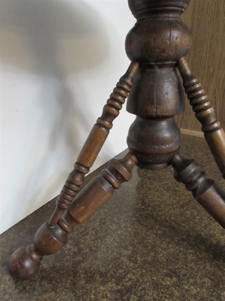 VINTAGE/ANTIQUE PIANO STOOL