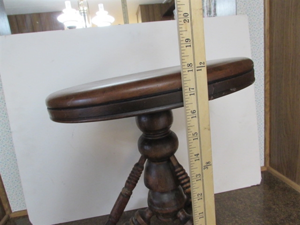 VINTAGE/ANTIQUE PIANO STOOL