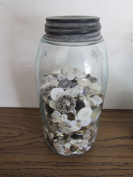 3 VINTAGE/ANTIQUE 1/2 GALLON BLUE JARS W/BUTTON COLLECTION