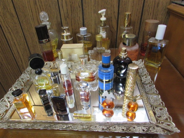 MIRRORED VANITY TRAY & COLLECTION OF PERFUMES