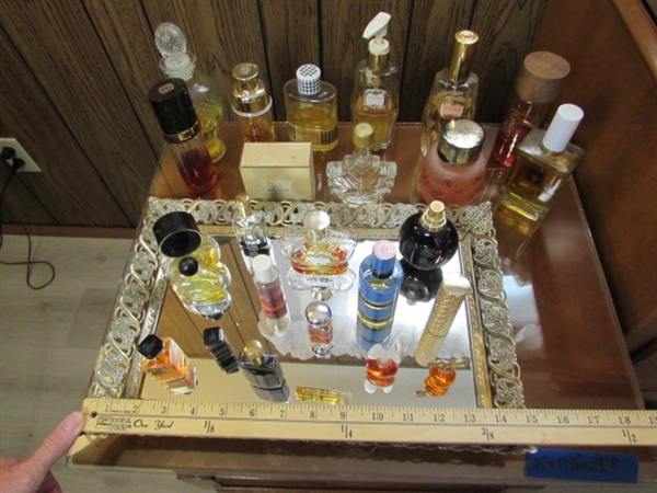 MIRRORED VANITY TRAY & COLLECTION OF PERFUMES