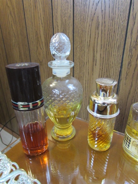 MIRRORED VANITY TRAY & COLLECTION OF PERFUMES