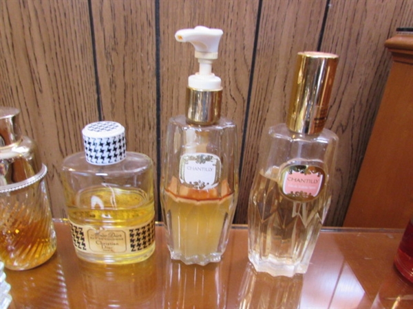 MIRRORED VANITY TRAY & COLLECTION OF PERFUMES