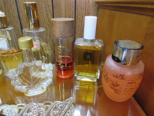 MIRRORED VANITY TRAY & COLLECTION OF PERFUMES