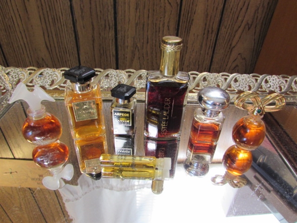 MIRRORED VANITY TRAY & COLLECTION OF PERFUMES