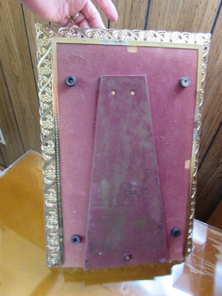 MIRRORED VANITY TRAY & COLLECTION OF PERFUMES