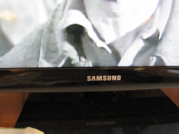 24 SAMSUNG SMART TV & DVD PLAYER