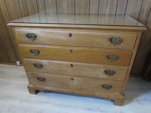 WILLETT SOLID MAPLE 4 DRAWER DRESSER W/GLASS TOP - MATCHES LOT #170