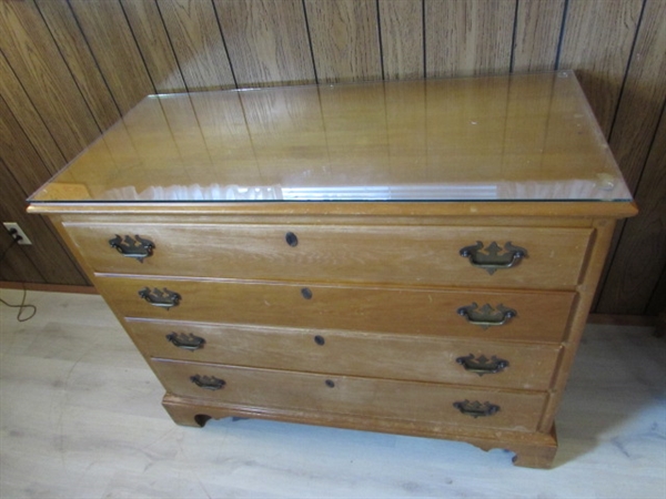 WILLETT SOLID MAPLE 4 DRAWER DRESSER W/GLASS TOP - MATCHES LOT #170