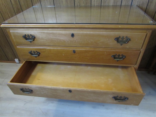 WILLETT SOLID MAPLE 4 DRAWER DRESSER W/GLASS TOP - MATCHES LOT #170