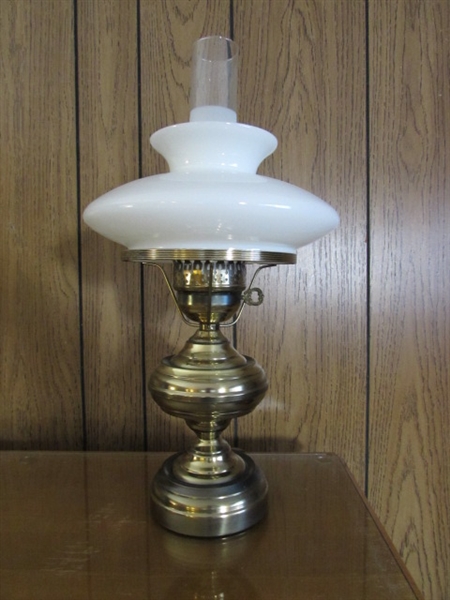 ANTIQUE STYLE BRASS TABLE LAMP