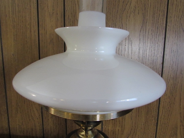 ANTIQUE STYLE BRASS TABLE LAMP