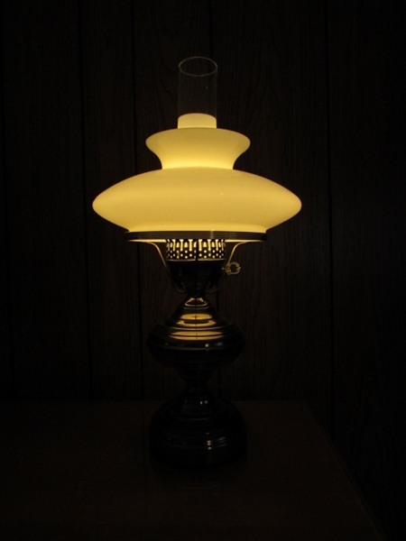 ANTIQUE STYLE BRASS TABLE LAMP