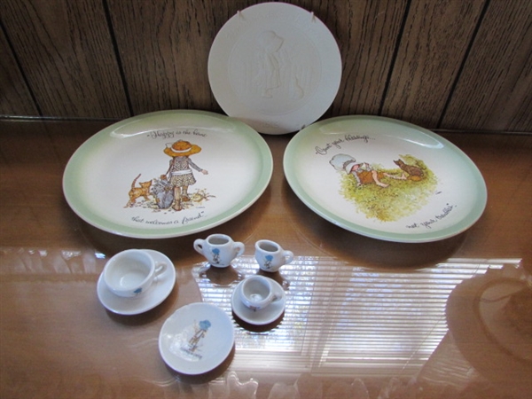 HOLLY HOBBIE COLLECTOR PLATES & MINIATURE TEA SET