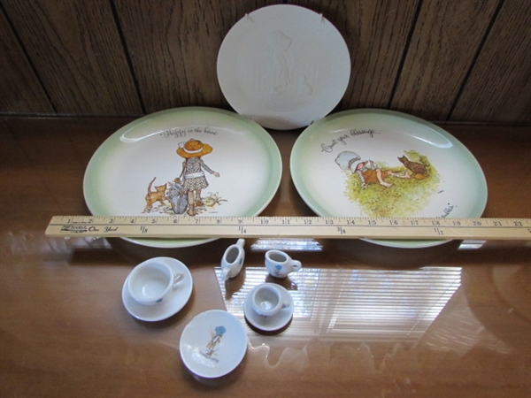 HOLLY HOBBIE COLLECTOR PLATES & MINIATURE TEA SET