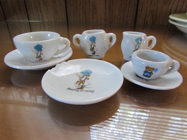 HOLLY HOBBIE COLLECTOR PLATES & MINIATURE TEA SET