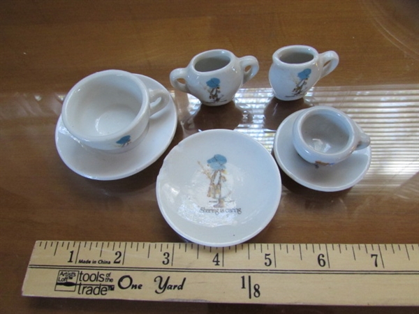 HOLLY HOBBIE COLLECTOR PLATES & MINIATURE TEA SET