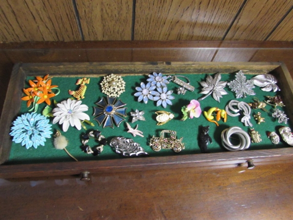 VINTAGE BROOCHES & PINS