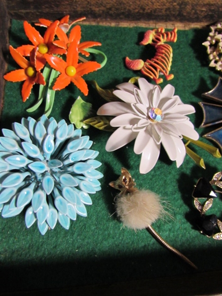 VINTAGE BROOCHES & PINS