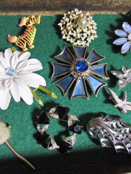 VINTAGE BROOCHES & PINS