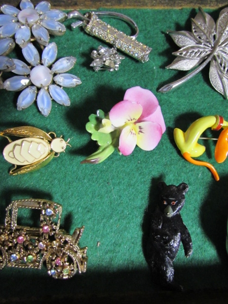 VINTAGE BROOCHES & PINS