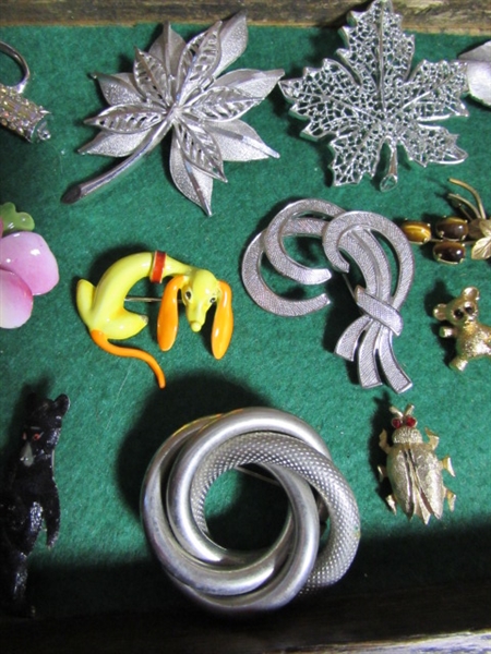 VINTAGE BROOCHES & PINS