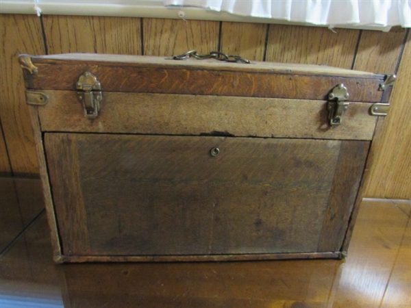 VINTAGE/ANTIQUE WOODEN STORAGE BOX