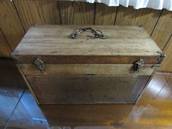 VINTAGE/ANTIQUE WOODEN STORAGE BOX