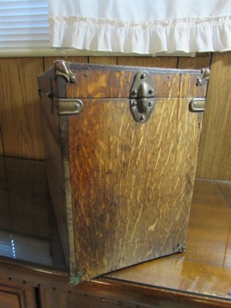 VINTAGE/ANTIQUE WOODEN STORAGE BOX