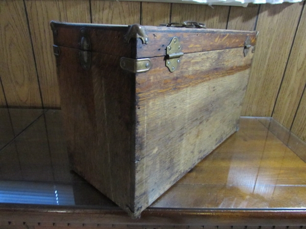 VINTAGE/ANTIQUE WOODEN STORAGE BOX