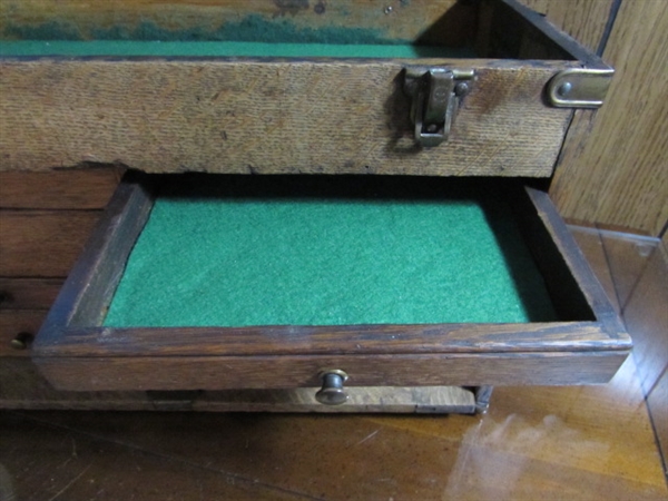 VINTAGE/ANTIQUE WOODEN STORAGE BOX