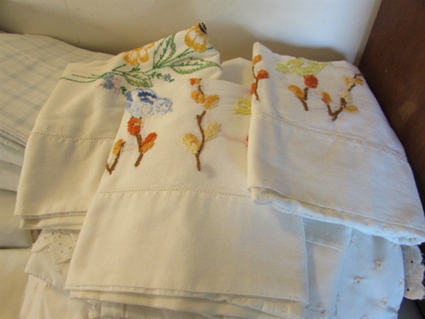 ASSORTED FULL SIZE SHEETS, PILLOWCASES & BED SKIRTS