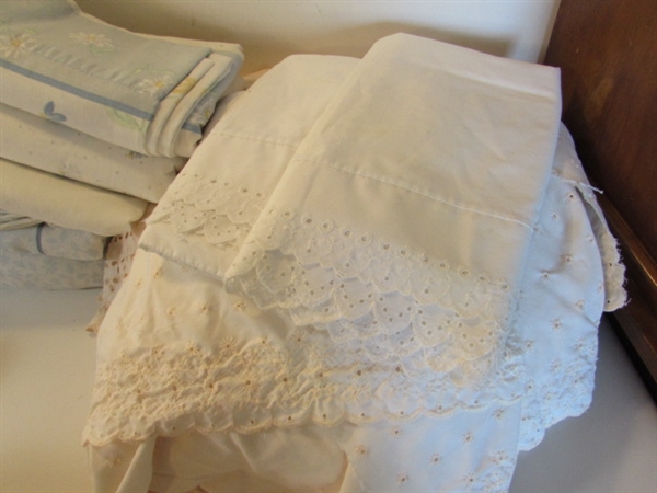 ASSORTED FULL SIZE SHEETS, PILLOWCASES & BED SKIRTS