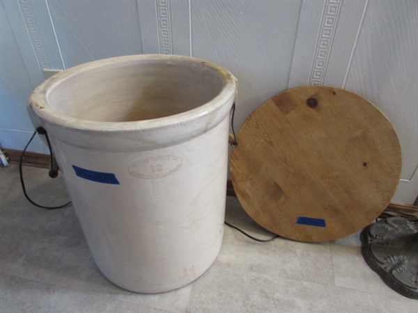 VINTAGE #12 MEYER'S POTTERY CROCK W/WOODEN LID