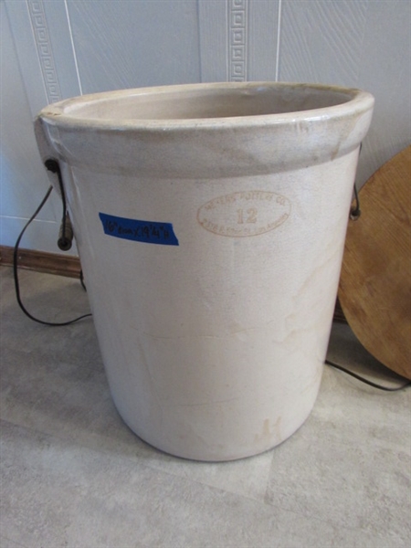 VINTAGE #12 MEYER'S POTTERY CROCK W/WOODEN LID