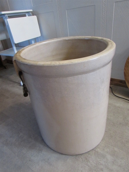 VINTAGE #12 MEYER'S POTTERY CROCK W/WOODEN LID