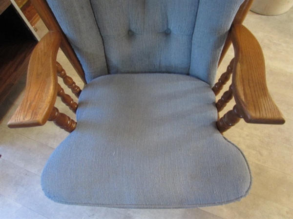 VINTAGE TOWNE SQUARE GLIDER ROCKER W/FOOTSTOOL