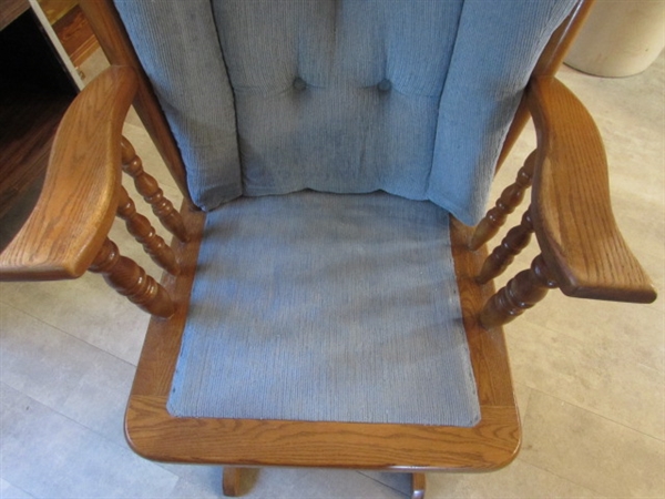 VINTAGE TOWNE SQUARE GLIDER ROCKER W/FOOTSTOOL