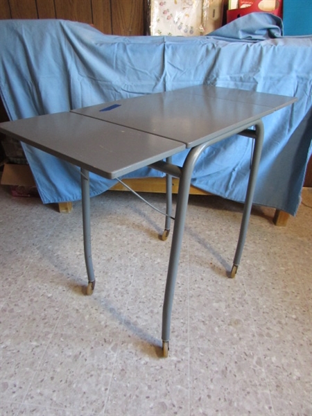 2 PORTABLE TABLES