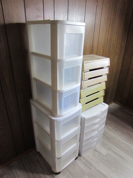 4 3-DRAWER PLASTIC STERILITE STORAGE UNITS & 2 DESKTOP STORAGE UNITS