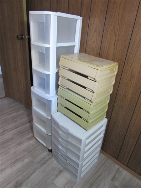 4 3-DRAWER PLASTIC STERILITE STORAGE UNITS & 2 DESKTOP STORAGE UNITS